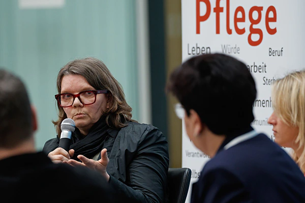 wir pflegen-Vorständin Edeltraut Hütte-Schmitz im Atrium